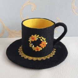 フェルト・刺繍のティーセット&ケーキ　黒に黄色の花　 8枚目の画像