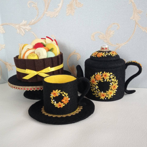 フェルト・刺繍のティーセット&ケーキ　黒に黄色の花　 1枚目の画像