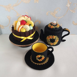 フェルト・刺繍のティーセット&ケーキ　黒に黄色の花　 2枚目の画像