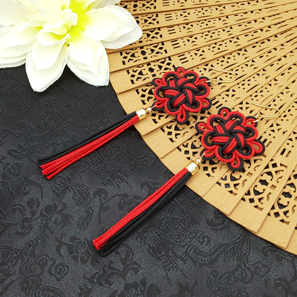 受注制作】八重菊結びのタッセルピアス・イヤリング（赤・レッド×黒