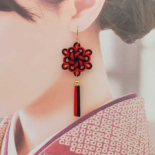 受注制作】八重菊結びのタッセルピアス・イヤリング（赤・レッド×黒