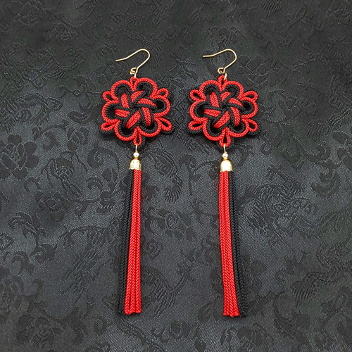 受注制作】八重菊結びのタッセルピアス・イヤリング（赤・レッド×黒