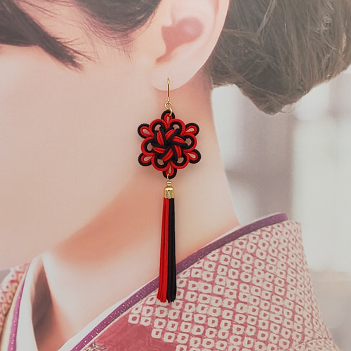 受注制作】八重菊結びのタッセルピアス・イヤリング（赤・レッド×黒