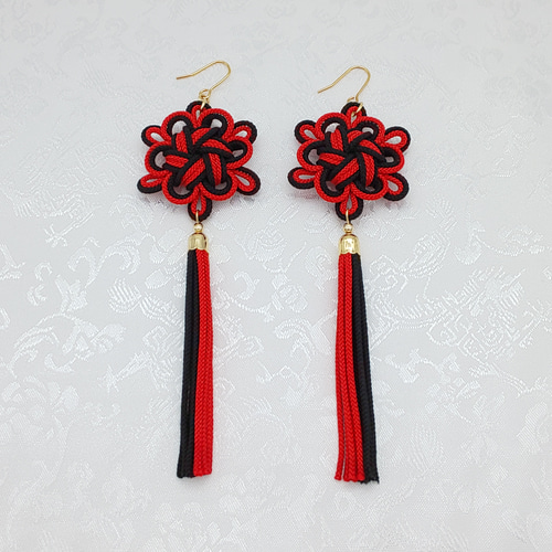 受注制作】八重菊結びのタッセルピアス・イヤリング（赤・レッド×黒