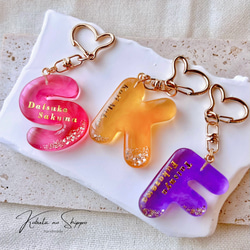 オーダーメイド〉名前キーホルダー【花咲く月】全8色 キーホルダー