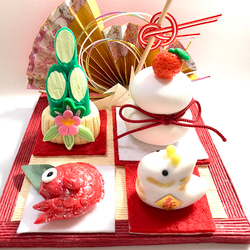 【3点セット】門松と鏡餅　ホワイトゴールド Amazon.co.jp: ガラスの鏡餅セット 門松 屏風 ハンドメイド
