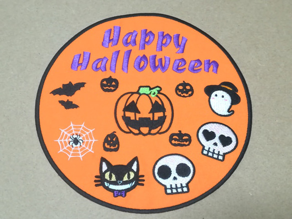 Happy Halloweenかぼちゃスカル達と黒猫とおばけとこうもりと蜘蛛と蜘蛛の巣コイン型刺繍ワッペン19.5cm/ 1枚目の画像