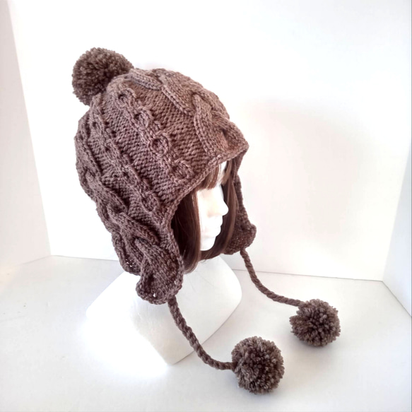 19耳あて付きアランニット帽 ポンポン付き 三つ編みポンポン付 ニット