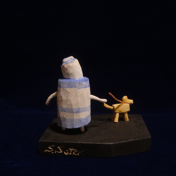 木彫刻 アート『 犬の散歩 』 ロボット 芸術 アート ハンドメイド 松 手彫り 彫刻 5枚目の画像
