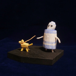 木彫刻 アート『 犬の散歩 』 ロボット 芸術 アート ハンドメイド 松 手彫り 彫刻 3枚目の画像