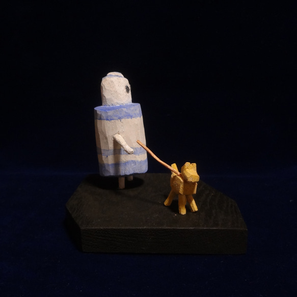木彫刻 アート『 犬の散歩 』 ロボット 芸術 アート ハンドメイド 松 手彫り 彫刻 6枚目の画像