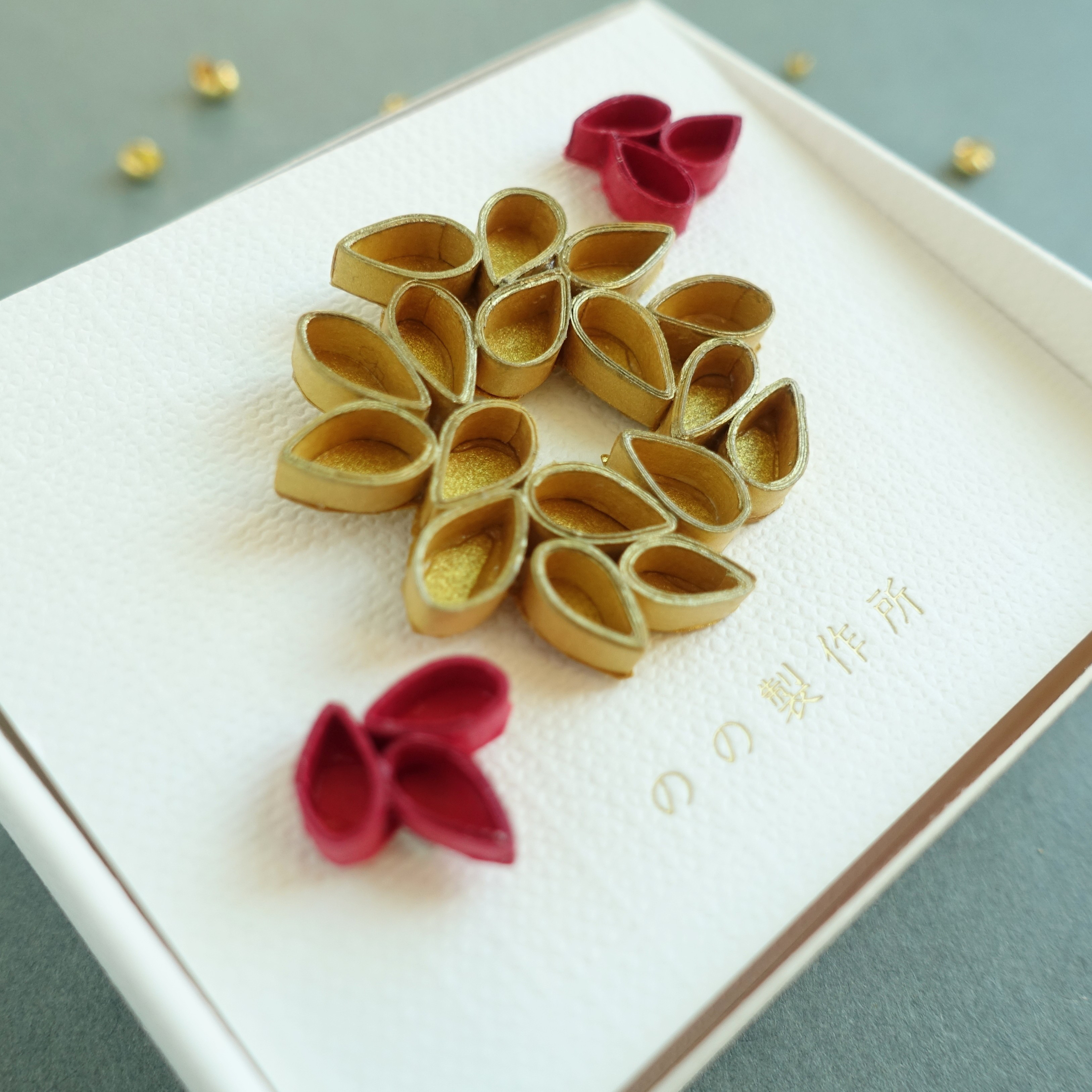 【軽い】クリスマスリースのブローチ・ピアス(イアリング)セット　ゴールド×赤　大人のシンプルアクセサリー　ギフトにも