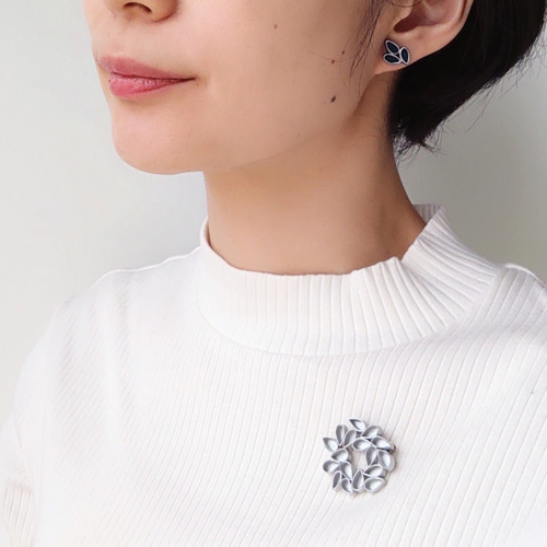 軽い】クリスマスリースのブローチ・ピアス(イアリング)セット