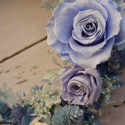 【送料無料】青色が好きな人に♡ブルーのバラがいっぱい！プリザーブドフラワーリース 4枚目の画像