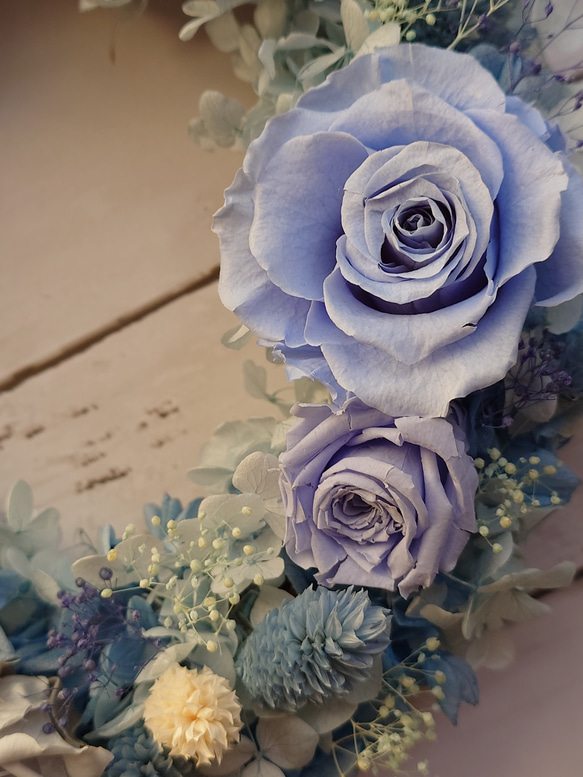 【送料無料】青色が好きな人に♡ブルーのバラがいっぱい！プリザーブドフラワーリース 4枚目の画像