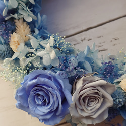 【送料無料】青色が好きな人に♡ブルーのバラがいっぱい！プリザーブドフラワーリース 2枚目の画像