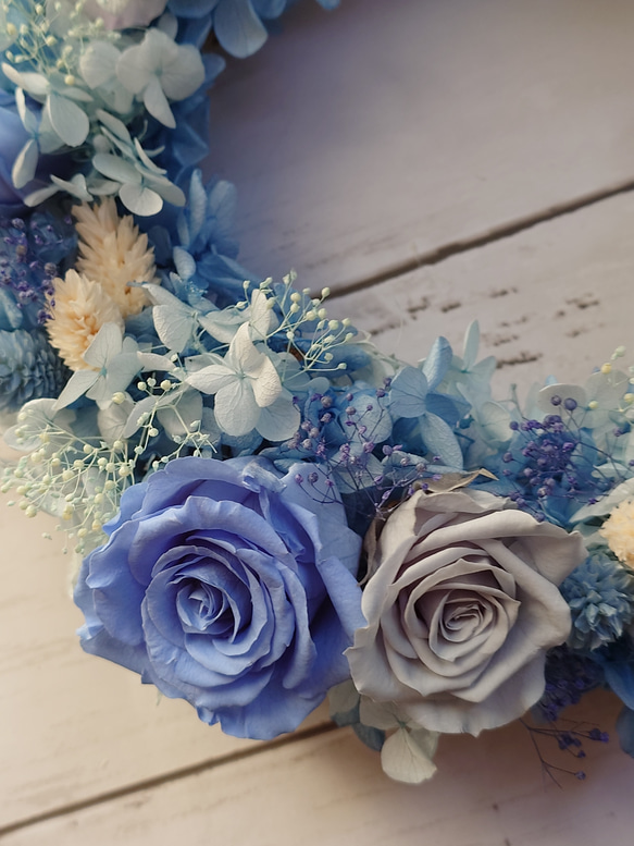 【送料無料】青色が好きな人に♡ブルーのバラがいっぱい！プリザーブドフラワーリース 2枚目の画像