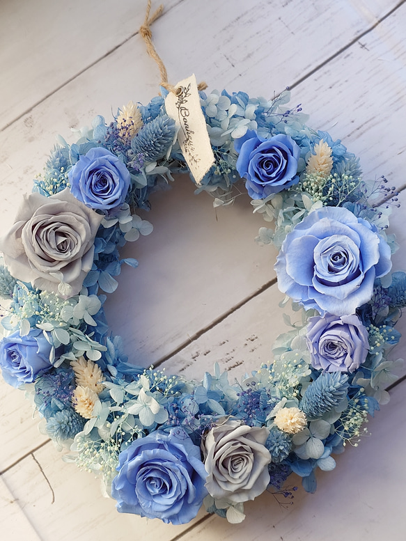 【送料無料】青色が好きな人に♡ブルーのバラがいっぱい！プリザーブドフラワーリース 1枚目の画像