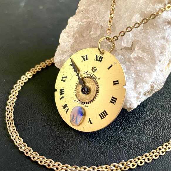 クリスタルオパール アンティーク時計の文字盤 ネックレス