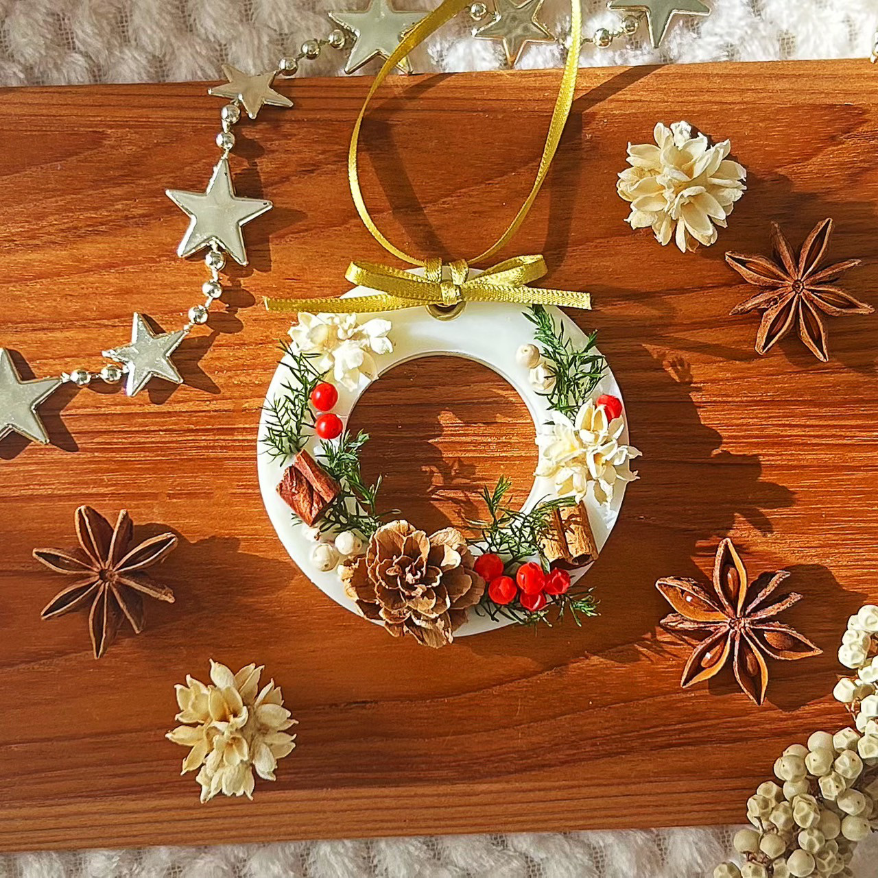 2311-40 タッセルスクエアサシェ 香り袋  クリスマスローズ ローズリース 2311-40 タッセルスクエアサシェ 香り袋 クリスマスローズ