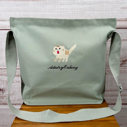 【送料無料】驚き猫のワンポイント刺繍 内ポケット付き キャンバスBIGショルダーバッグ 1枚目の画像