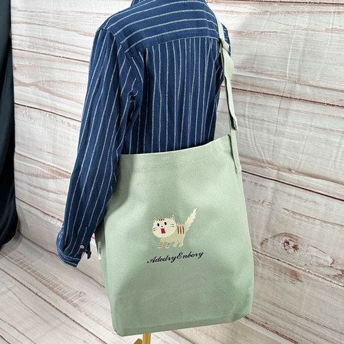 送料無料】驚き猫のワンポイント刺繍 内ポケット付き キャンバス