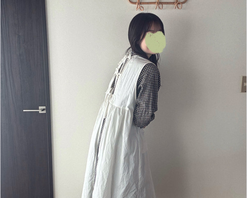 ハイイロチョッキリ フロントタックのエプロンワンピース オフホワイト