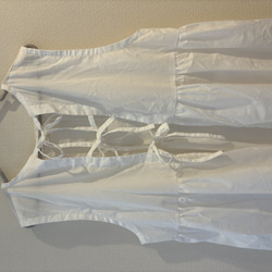 ハイイロチョッキリ　フリルぽっけのエプロンワンピース　白 8枚目の画像