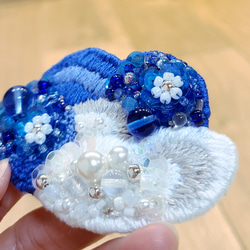 冬の雪のキラキラ＊白い葉っぱと青いお花の刺繍ブローチ＊ビーズとスパンコール 2枚目の画像