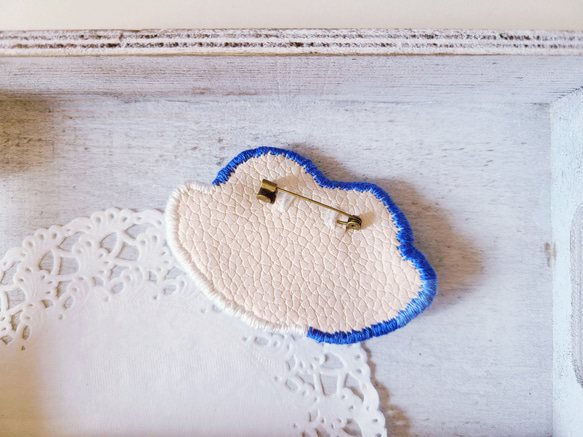 冬の雪のキラキラ＊白い葉っぱと青いお花の刺繍ブローチ＊ビーズとスパンコール 4枚目の画像