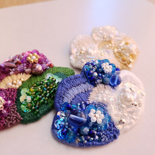 手刺繍ブローチ ビーズ ビジュー フラワーデザイン