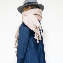 色が選べる ５色展開 ふわもこ素材のオーバーサイズドマフラー ギフトにも ワントーンコーデのアクセントにも◎ 12枚目の画像