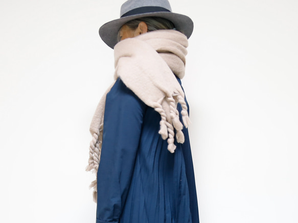 色が選べる ５色展開 ふわもこ素材のオーバーサイズドマフラー ギフトにも ワントーンコーデのアクセントにも◎ 12枚目の画像