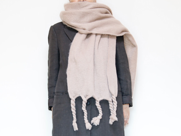 色が選べる ５色展開 ふわもこ素材のオーバーサイズドマフラー ギフトにも ワントーンコーデのアクセントにも◎ 7枚目の画像