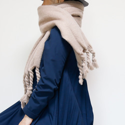 色が選べる ５色展開 ふわもこ素材のオーバーサイズドマフラー ギフトにも ワントーンコーデのアクセントにも◎ 10枚目の画像