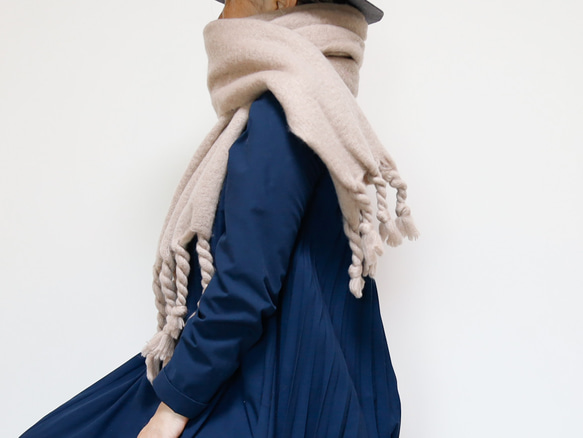 色が選べる ５色展開 ふわもこ素材のオーバーサイズドマフラー ギフトにも ワントーンコーデのアクセントにも◎ 10枚目の画像