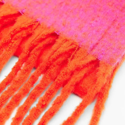超大圍巾由蓬鬆材料製成，橙色 x 粉紅色，非常適合作為禮物或單色調服裝的點綴。 第7張的照片