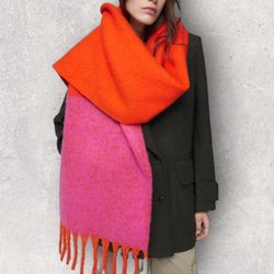 超大圍巾由蓬鬆材料製成，橙色 x 粉紅色，非常適合作為禮物或單色調服裝的點綴。 第1張的照片
