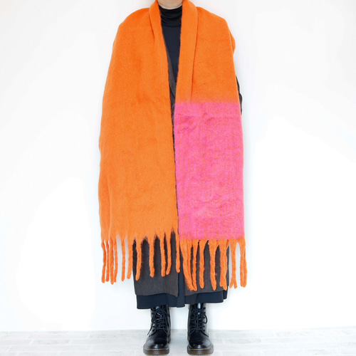 ふわもこ素材のオーバーサイズドマフラー オレンジXピンク ギフトにも