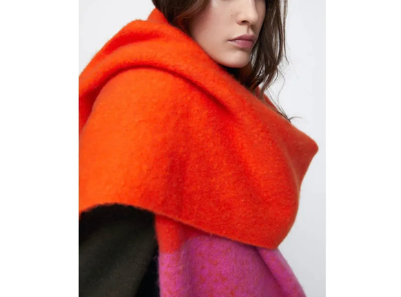 超大圍巾由蓬鬆材料製成，橙色 x 粉紅色，非常適合作為禮物或單色調服裝的點綴。 第3張的照片