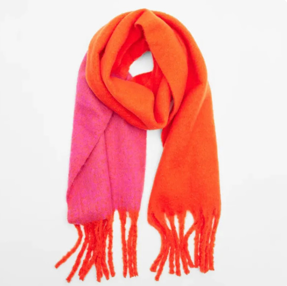 超大圍巾由蓬鬆材料製成，橙色 x 粉紅色，非常適合作為禮物或單色調服裝的點綴。 第5張的照片