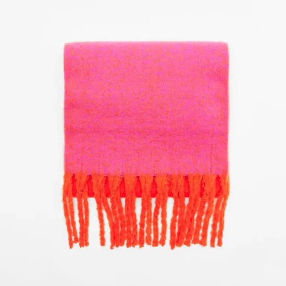 超大圍巾由蓬鬆材料製成，橙色 x 粉紅色，非常適合作為禮物或單色調服裝的點綴。 第6張的照片