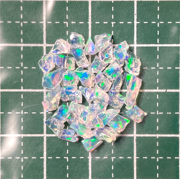 《合成オパール》(フローレスオパール) 原石 ウォーター/緑斑 1.4g ㉖ 2枚目の画像