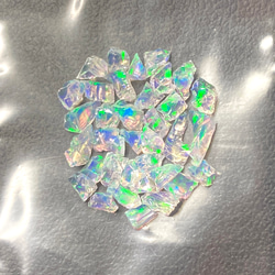 《合成オパール》(フローレスオパール) 原石 ウォーター/緑斑 1.4g ㉖ 1枚目の画像