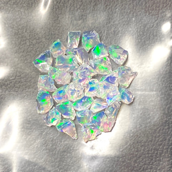 《合成オパール》(フローレスオパール) 原石 ウォーター/緑斑 1.4g ⑯ 1枚目の画像
