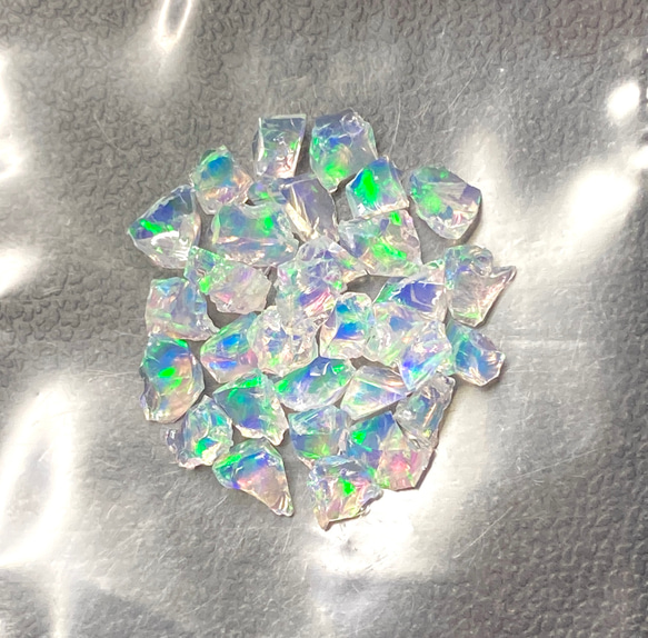 《合成オパール》(フローレスオパール) 原石 ウォーター/緑斑 1.4g ⑯ 1枚目の画像