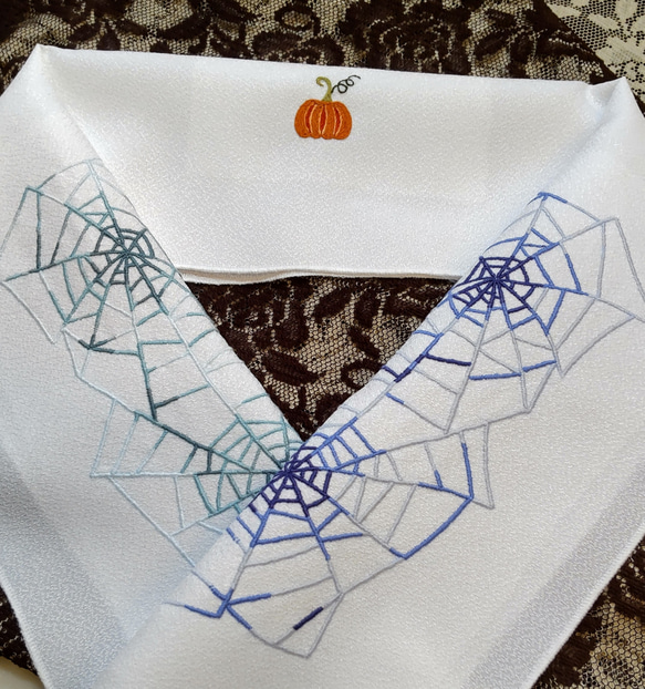 手刺繍半襟  スパイダーウェブ ハロウィン 衣紋柄2WAY　カボチャ と　蝙蝠 5枚目の画像