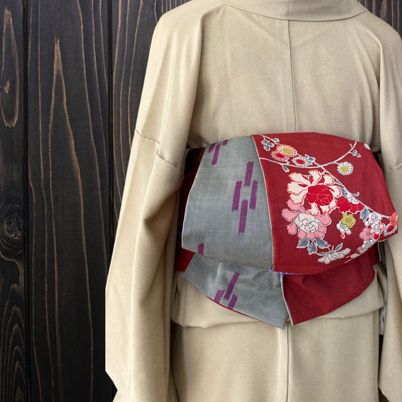 n.將古董和服布料紅色和古董和服重新製作而成的成人平子腰帶