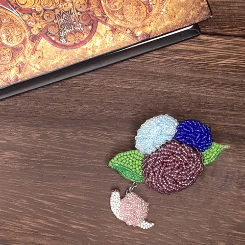 カタツムリの刺繍ブローチ(黄色) - le courage | minne 国内最大