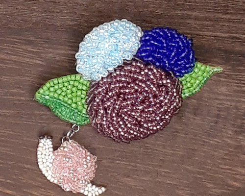 紫陽花にかたつむりのブローチ ＊オートクチュールビーズ刺繍